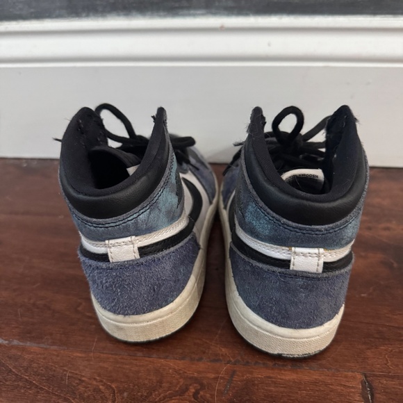 Nike Jordan 1 Retro Hightop - Picture 3 of 5